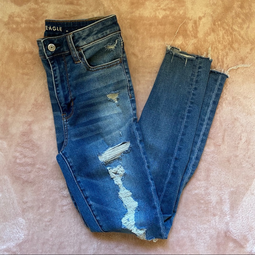 AMERICAN EAGLE Super High Rise Distressed Jean